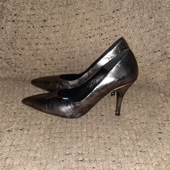 SACHA LONDON-Pewter/Silver Metallic Leather Stilettos-Floral Embossed-Sz 8-NWOB - Picture 2 of 9